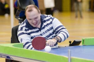 Marcel Wetzels aan het pingpongen bij de sportinstuif in Kerkrade