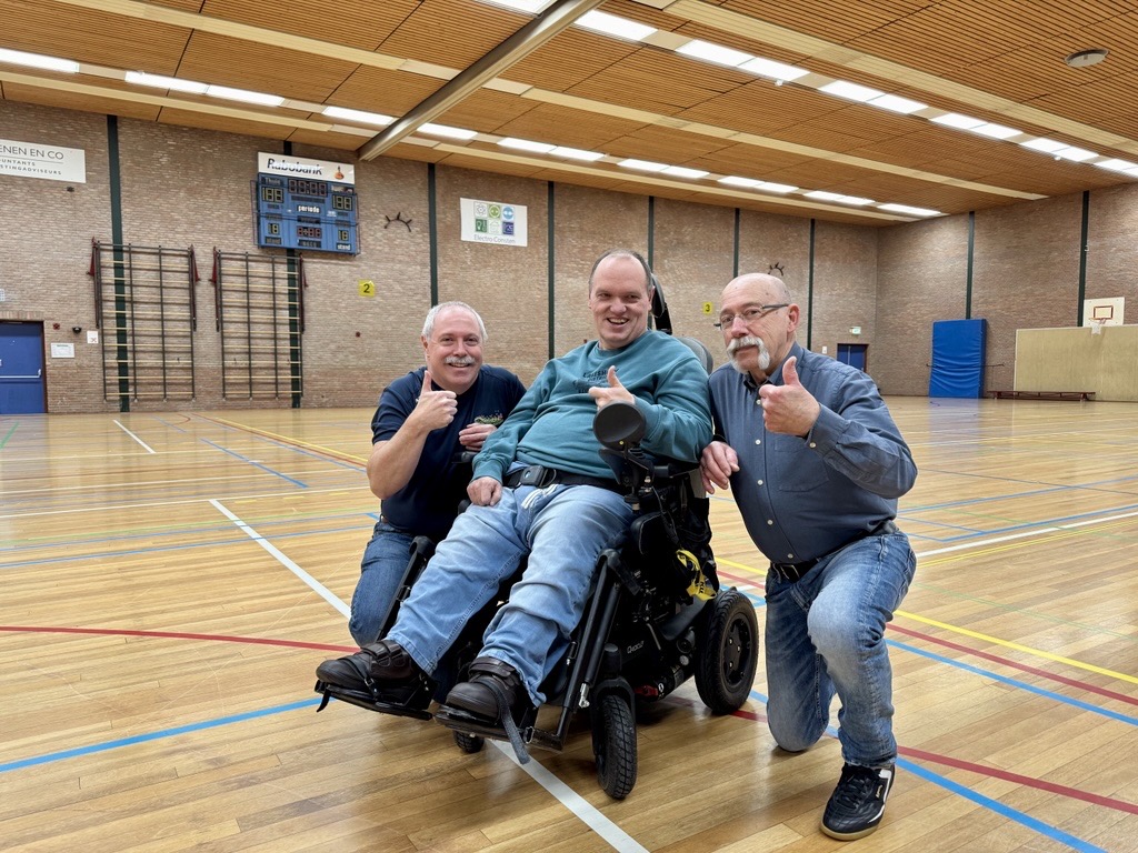 Marcel Wetzels met de sportinstuif begeleider Wim en Jo